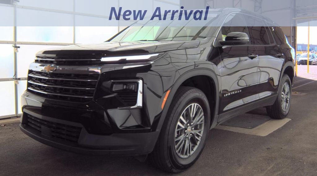 2025 Chevrolet Traverse photo 2