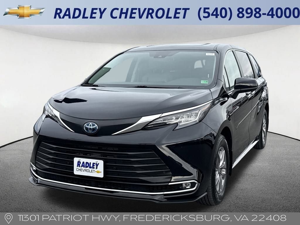 2023 Toyota Sienna XLE's photo