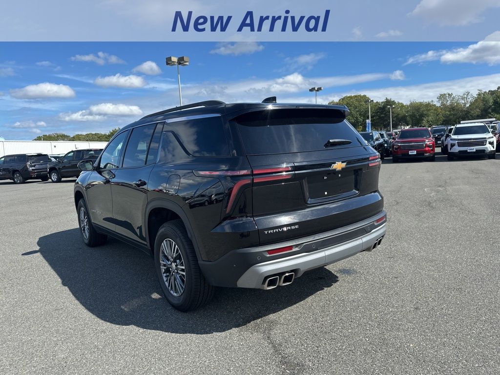 2025 Chevrolet Traverse photo 3
