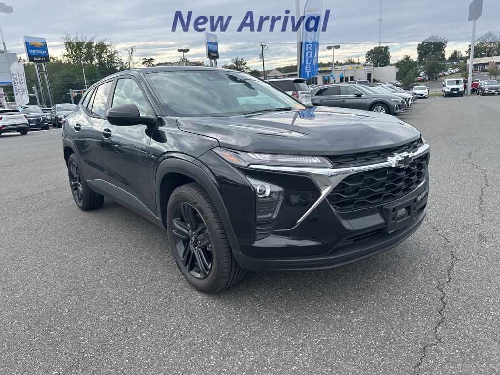 2024 Chevrolet Trax LS photo 2