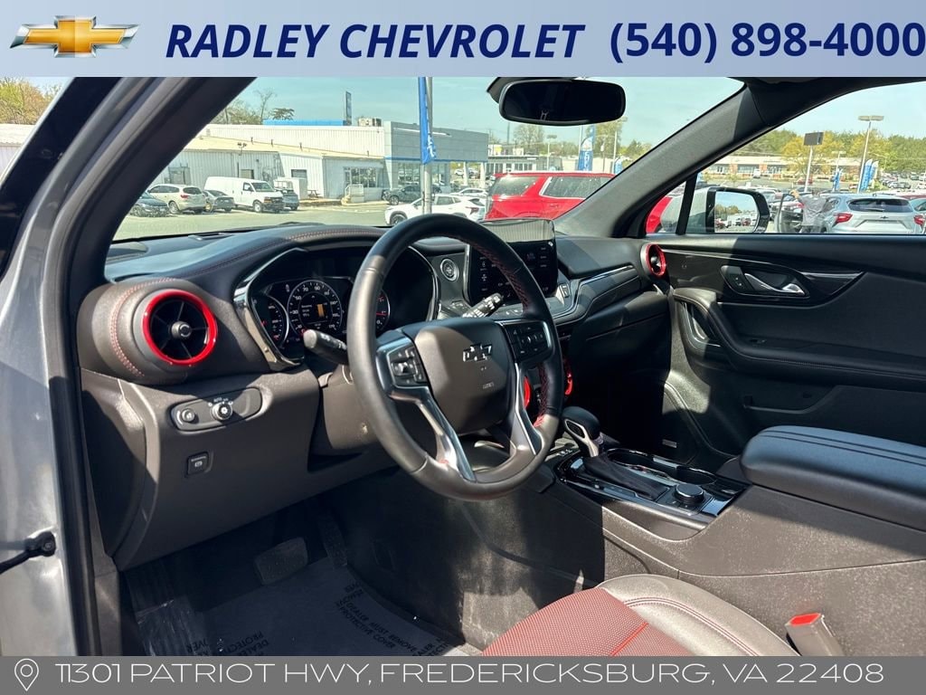 View vehicle photo 4