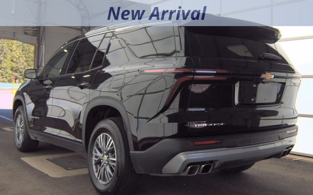 2025 Chevrolet Traverse photo 3