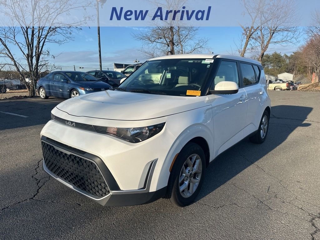 2025 Kia Soul LX's photo