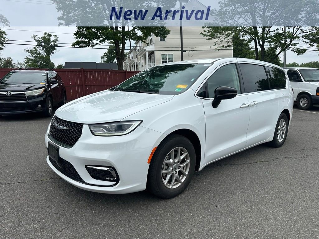 2024 Chrysler Pacifica Touring L's photo