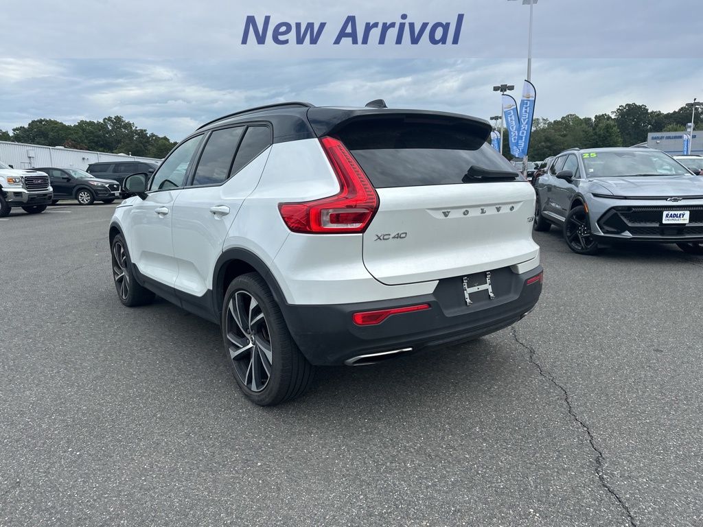 2020 Volvo XC40 R-Design photo 4