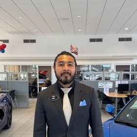 Staff member Lary Miza from ID_1eb908