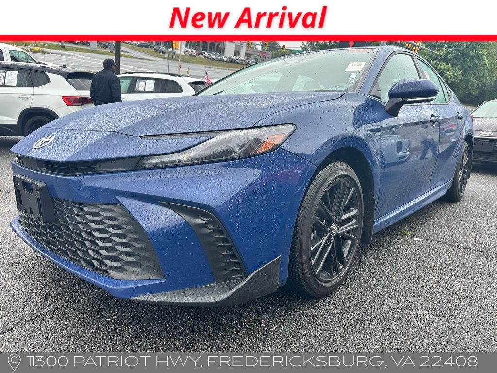 2025 Toyota Camry SE Hybrid's photo