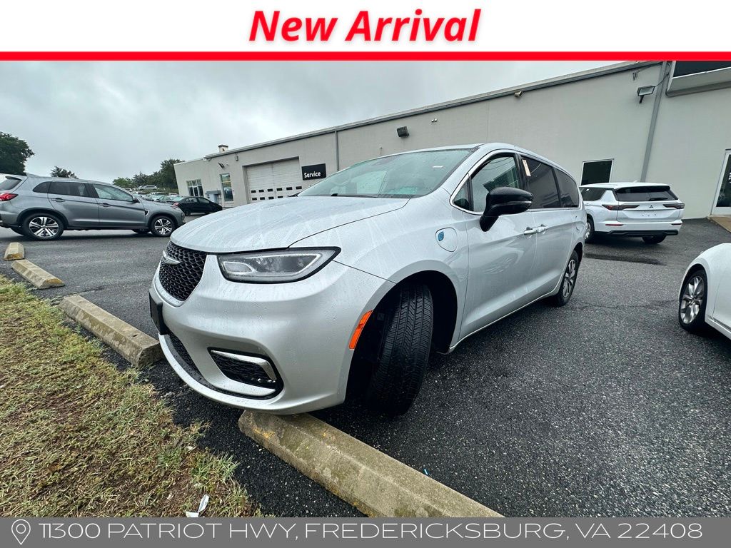 2024 Chrysler Pacifica Hybrid Select PHEV's photo