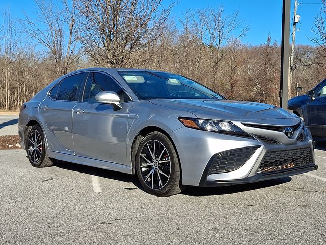 2024 Toyota Camry SE's photo