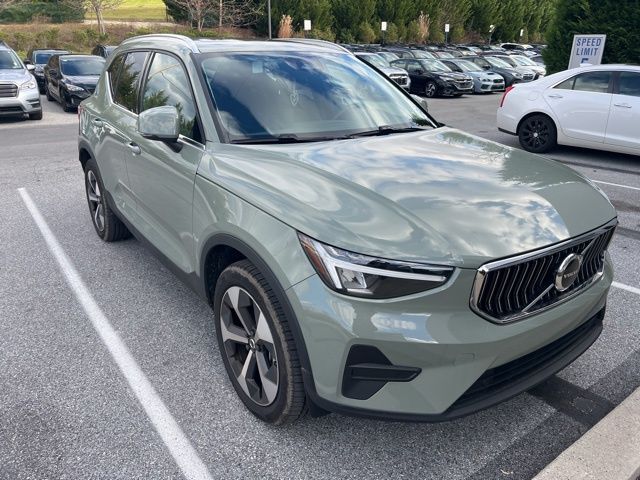 2025 Volvo XC40 Core's photo