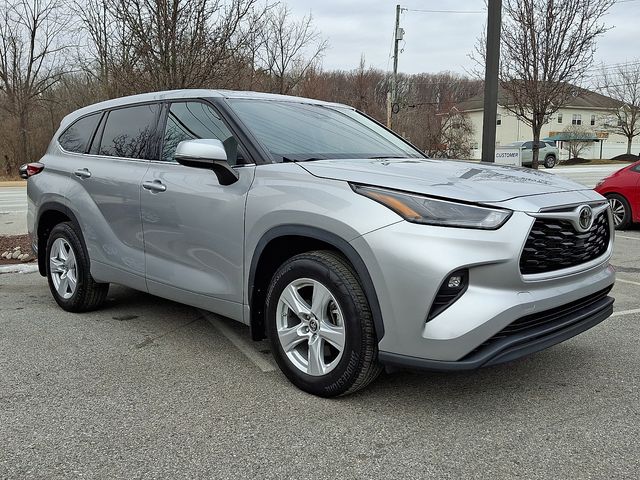 2022 Toyota Highlander LE's photo