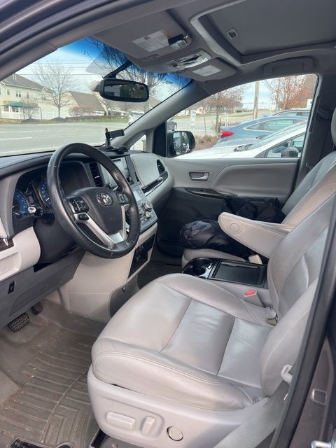 2015 Toyota Sienna XLE photo 3