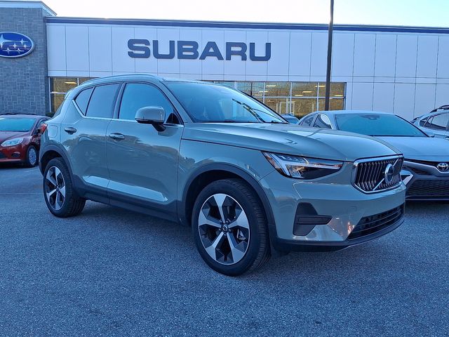 2025 Volvo XC40 Core's photo