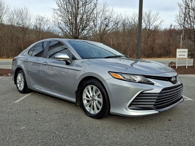 2023 Toyota Camry LE's photo
