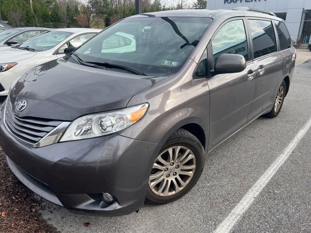 2015 Toyota Sienna XLE photo 2