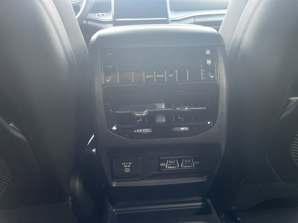 2025 Jeep Grand Cherokee Limited photo 2