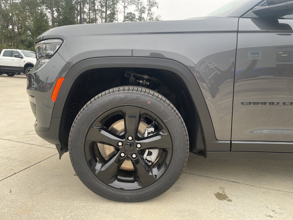2025 Jeep Grand Cherokee Limited photo 3