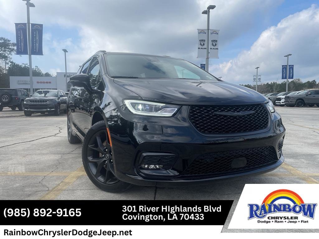 2026 Chrysler Pacifica Select's photo
