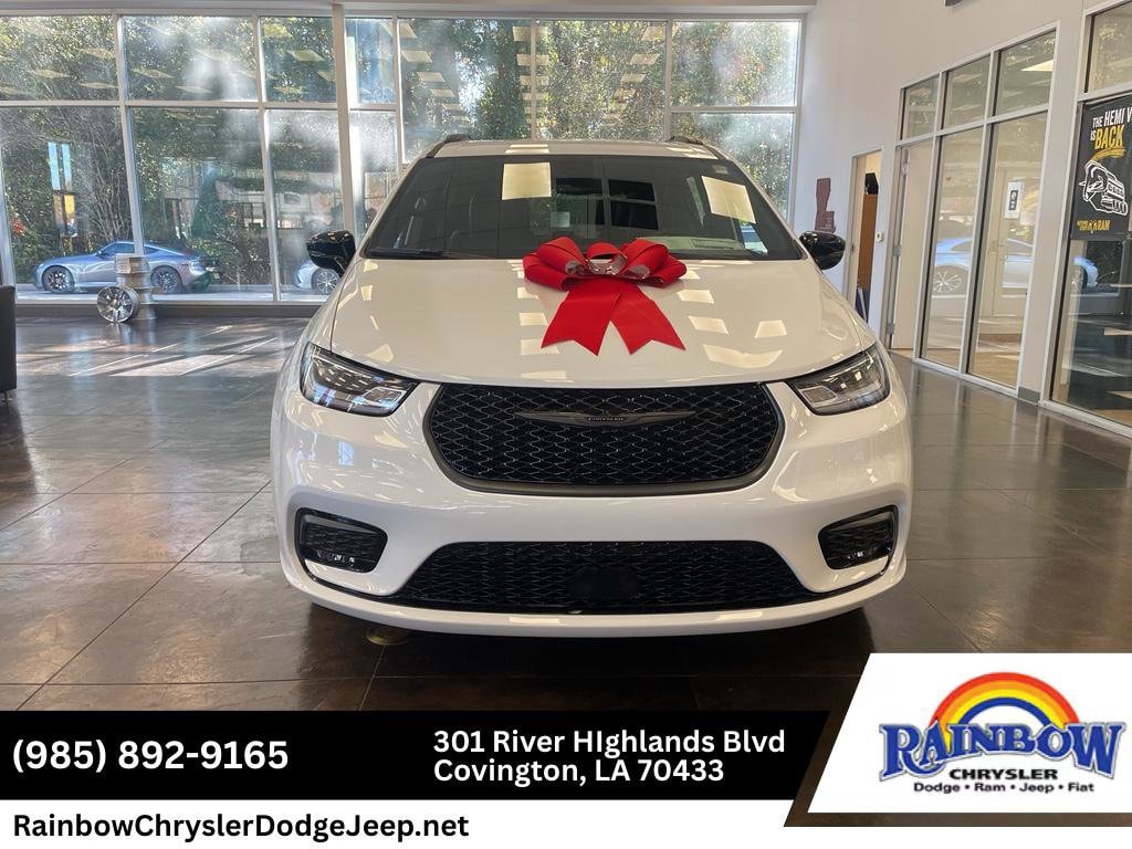 2026 Chrysler Pacifica Select's photo