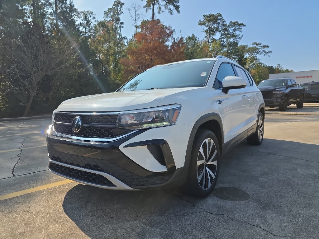 2024 Volkswagen Taos SE photo 3