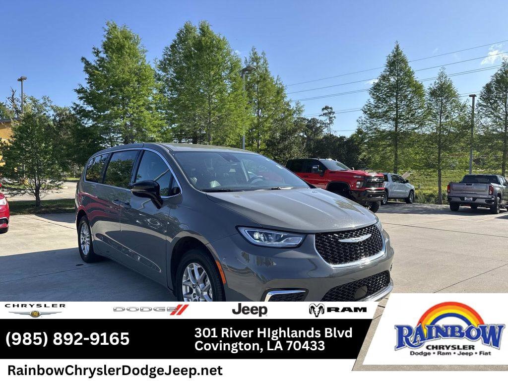 2025 Chrysler Pacifica Select's photo
