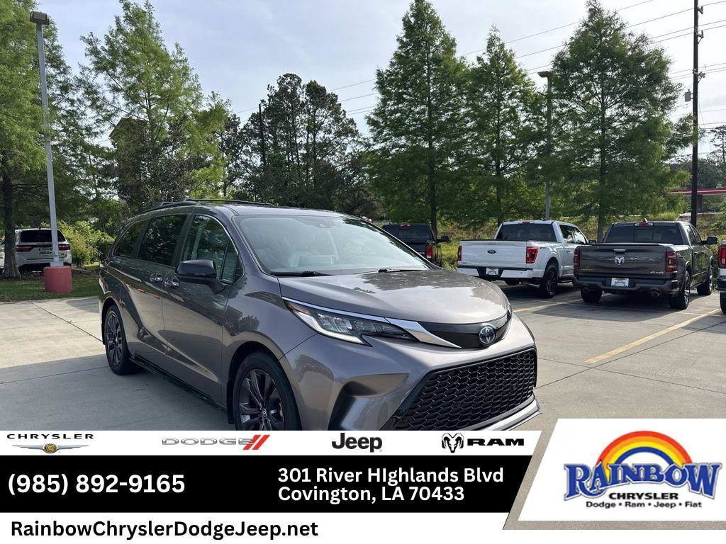 2022 Toyota Sienna XSE 7-Passenger Hybrid FWD's photo
