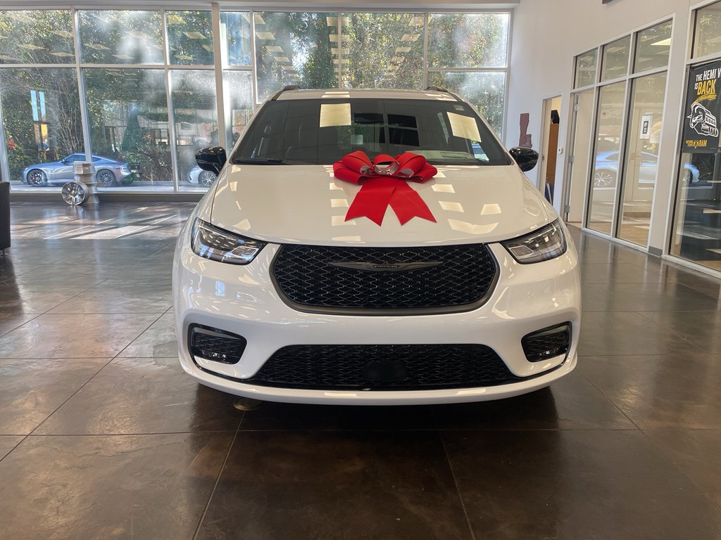 2026 Chrysler Pacifica Select's photo