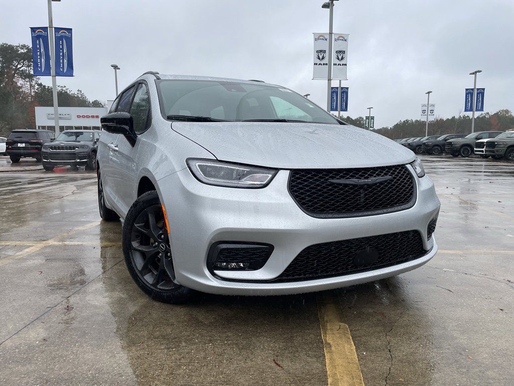 2026 Chrysler Pacifica Select's photo