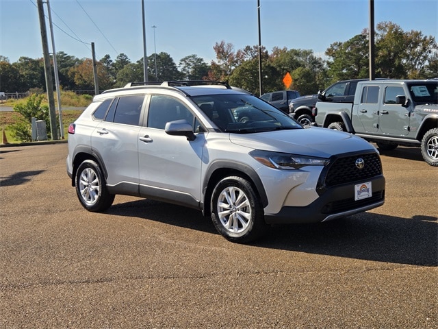 2024 Toyota Corolla Cross LE's photo