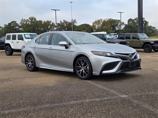 2024 Toyota Camry SE's photo