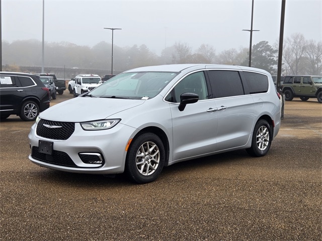 2024 Chrysler Pacifica Touring L's photo