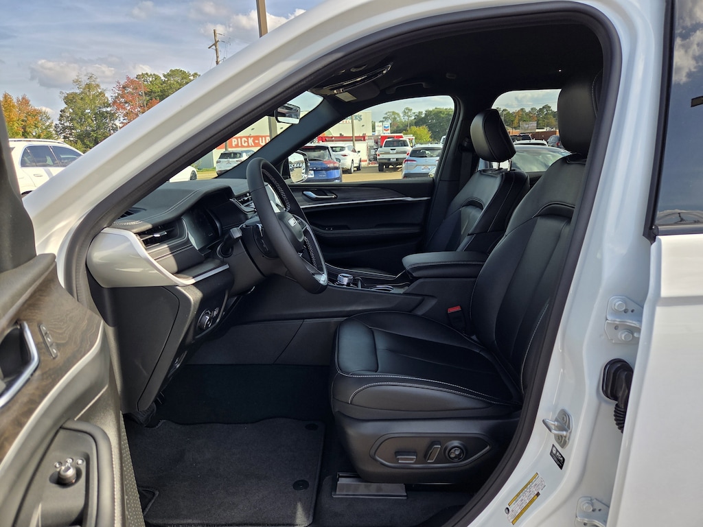 New 2025 Jeep Grand Cherokee L LIMITED 4X2 Sport Utility