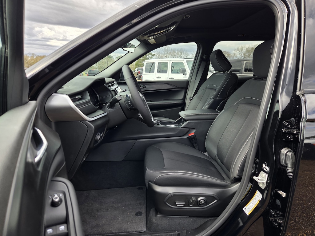 New 2025 Jeep Grand Cherokee LAREDO X 4X2 Sport Utility