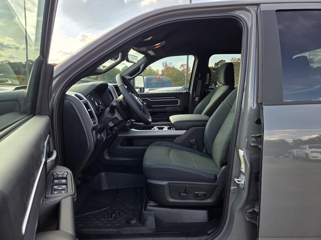 New 2026 Ram 2500 BIG HORN CREW CAB 4X4 6'4 BOX Pickup