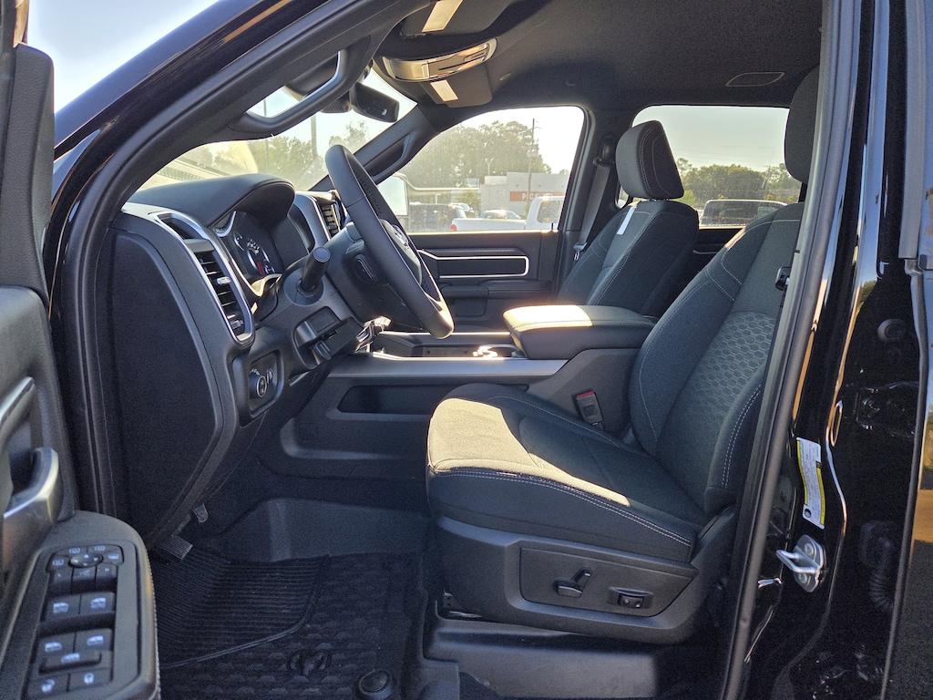 New 2025 Ram 2500 BIG HORN CREW CAB 4X4 6'4 BOX Pickup