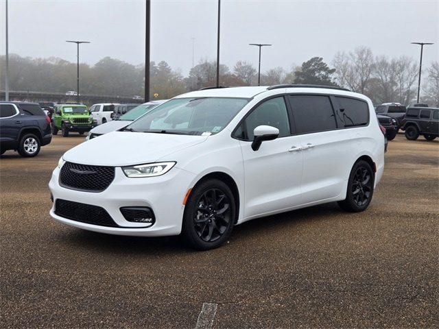 2023 Chrysler Pacifica Touring L's photo