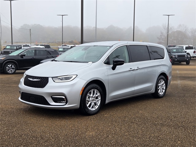 2024 Chrysler Pacifica Touring L's photo