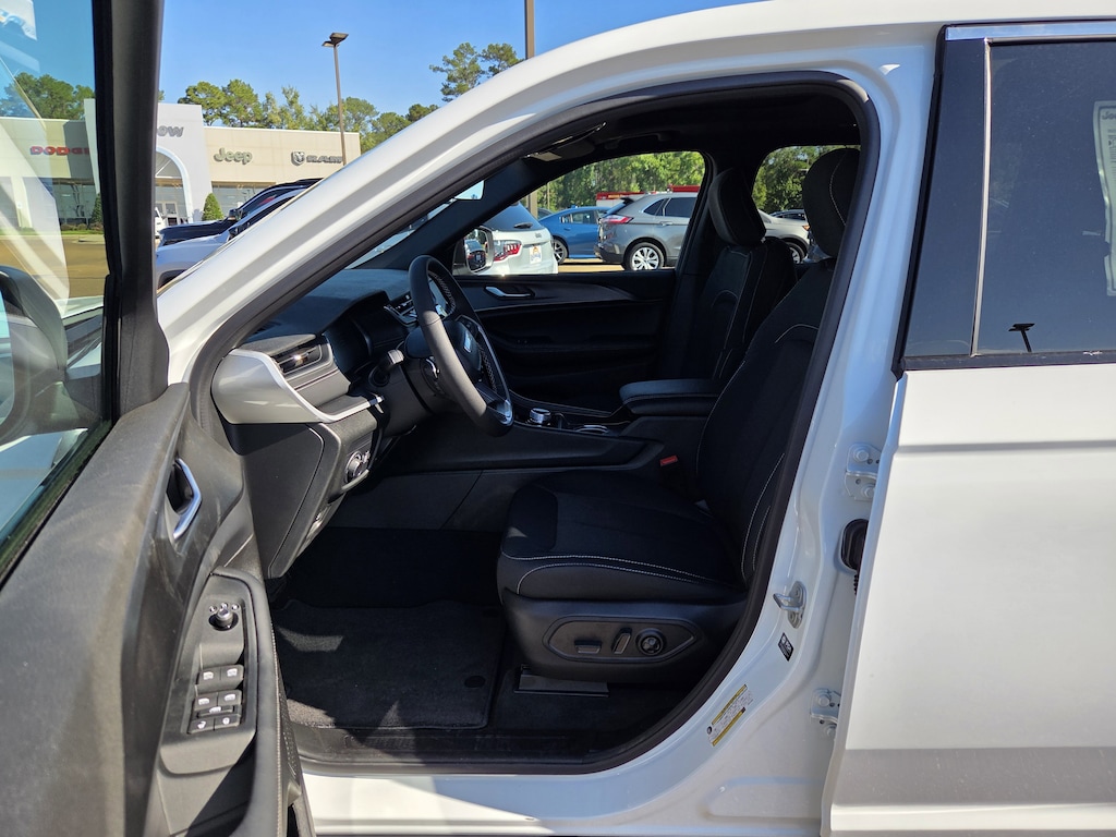 New 2025 Jeep Grand Cherokee L LAREDO X 4X2 Sport Utility