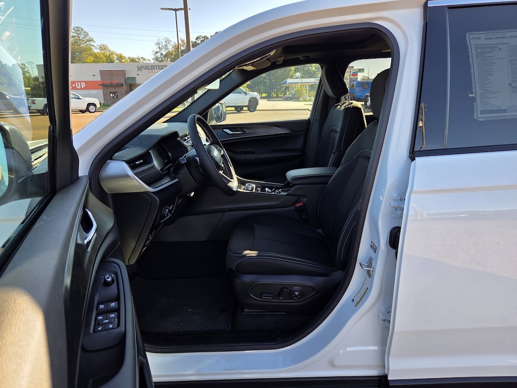 New 2025 Jeep Grand Cherokee LAREDO X 4X2 Sport Utility