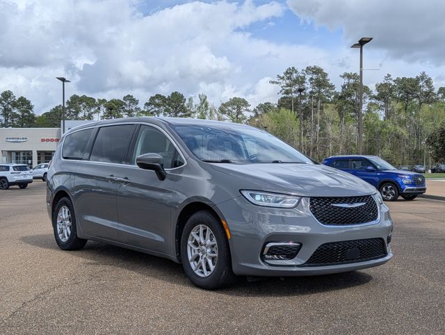 2023 Chrysler Pacifica Touring L's photo