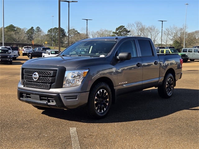 2021 Nissan Titan S's photo