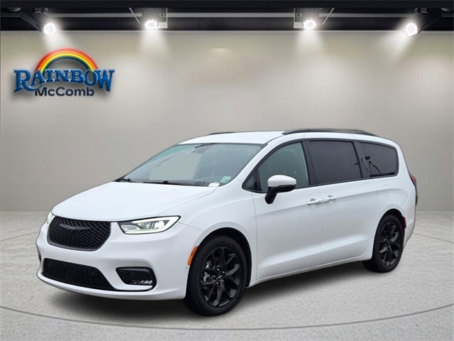 2023 Chrysler Pacifica Touring L's photo