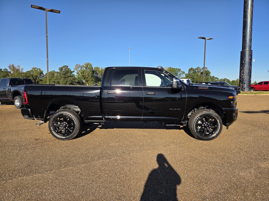 New 2025 Ram 2500 BIG HORN CREW CAB 4X4 6'4 BOX Pickup