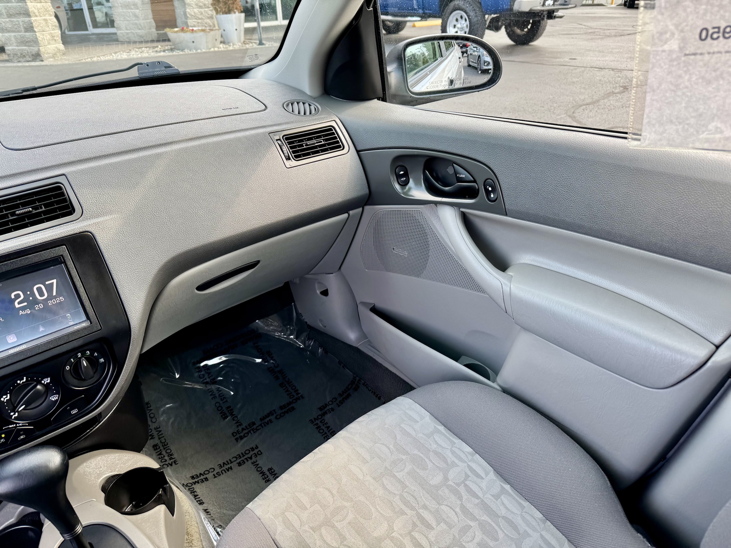2005 Ford Focus ZX4 SE - Photo 17