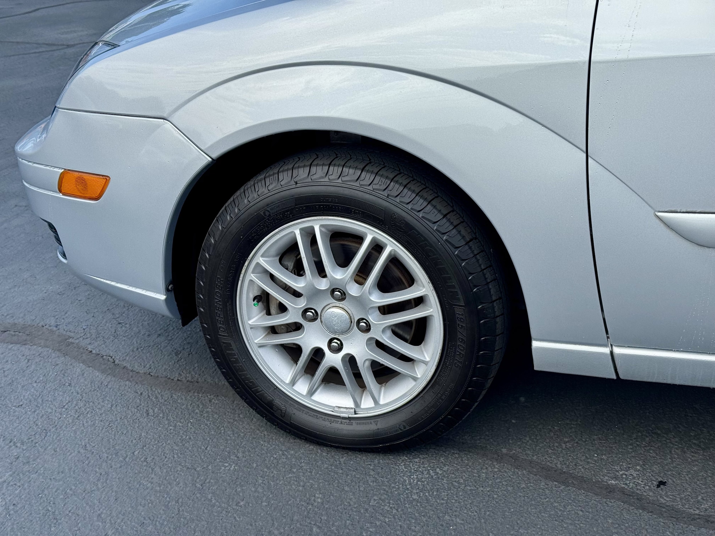 2005 Ford Focus ZX4 SE - Photo 7