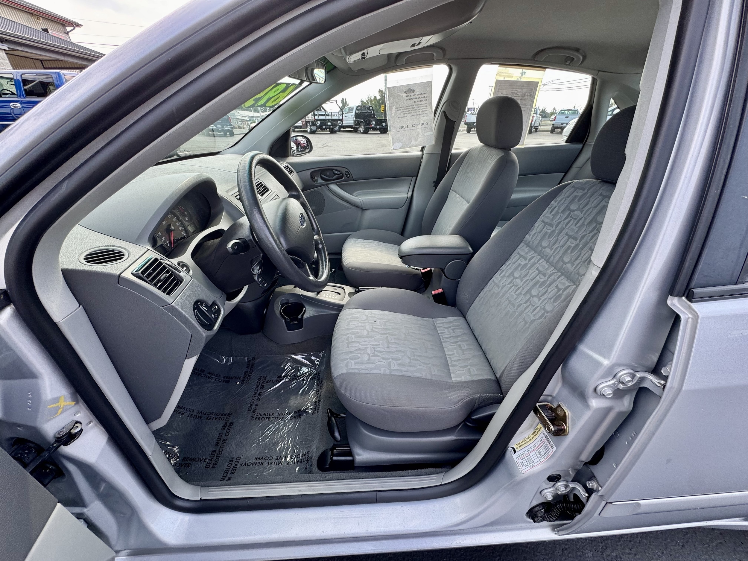 2005 Ford Focus ZX4 SE - Photo 8