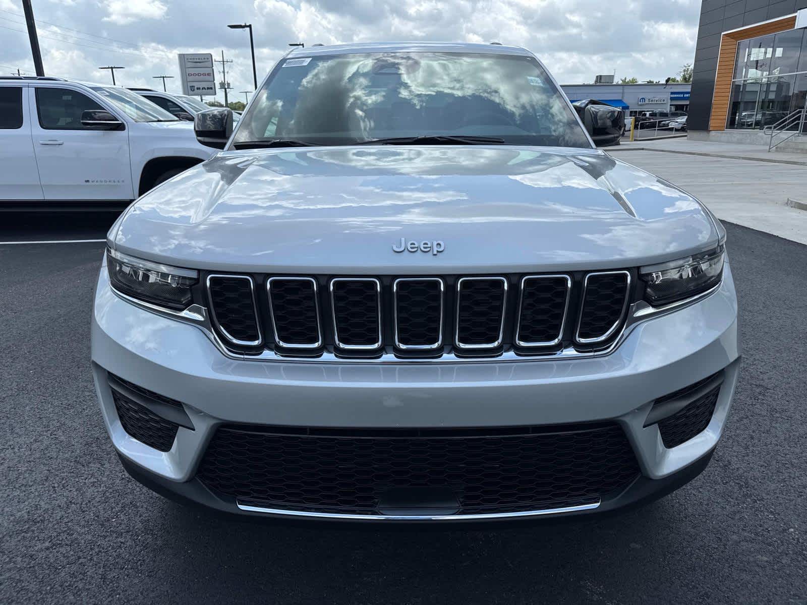 2025 Jeep Grand Cherokee Laredo X photo 2