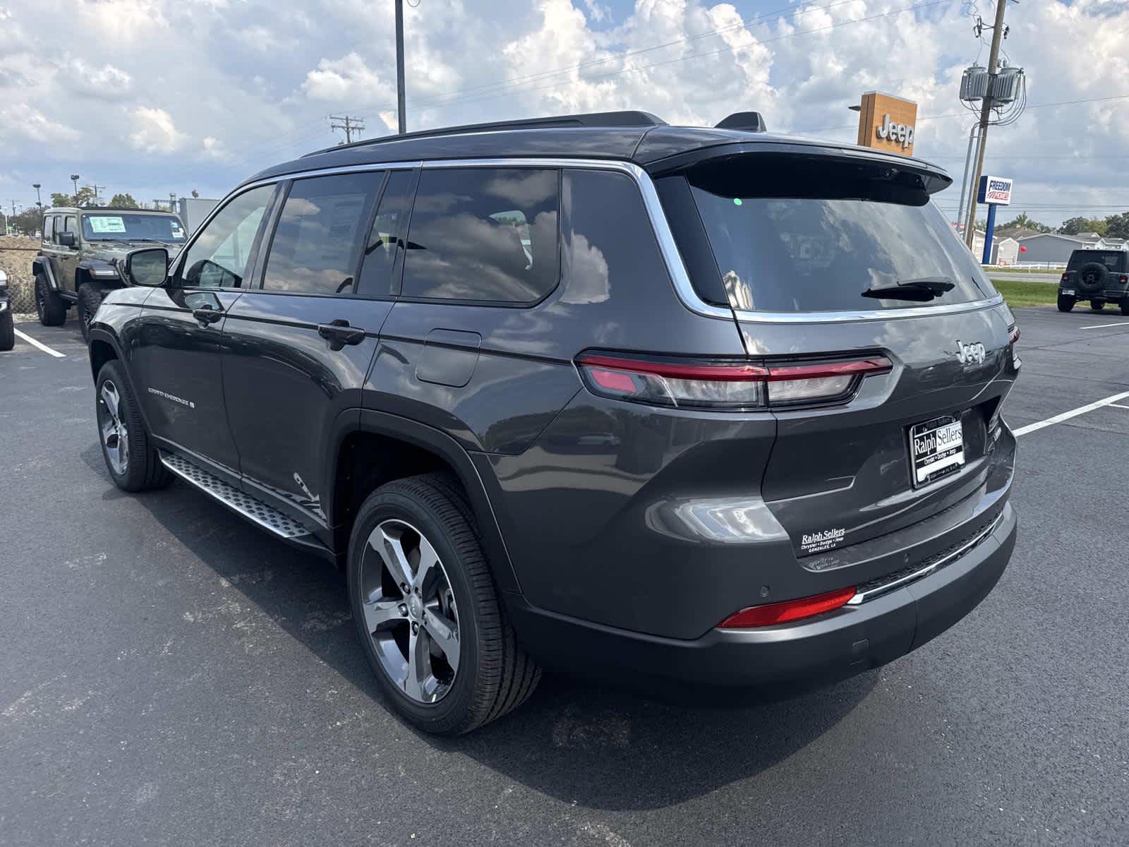2025 Jeep Grand Cherokee Limited photo 3