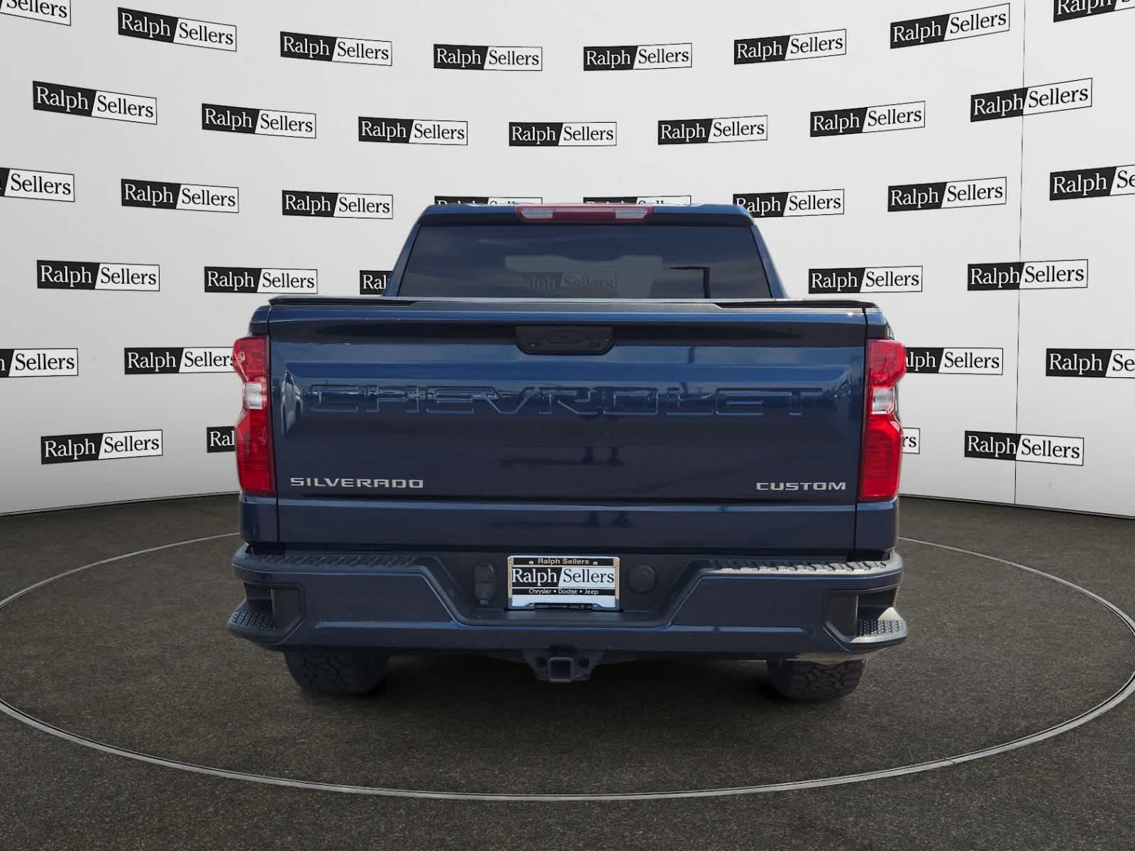 2022 Chevrolet Silverado 1500 Custom photo 2