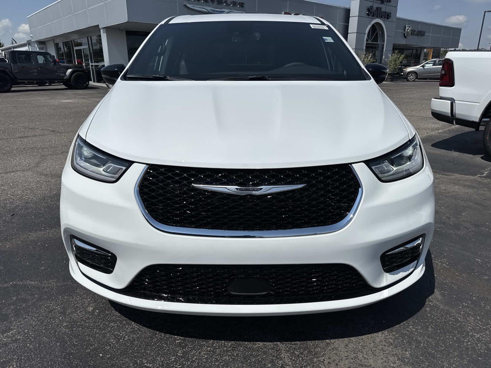 2026 Chrysler Pacifica photo 2